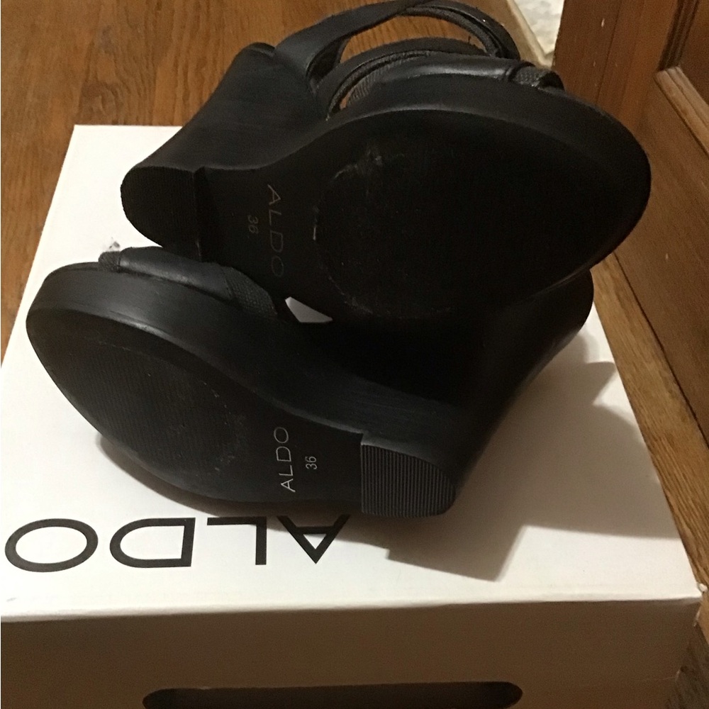 Black wedges
